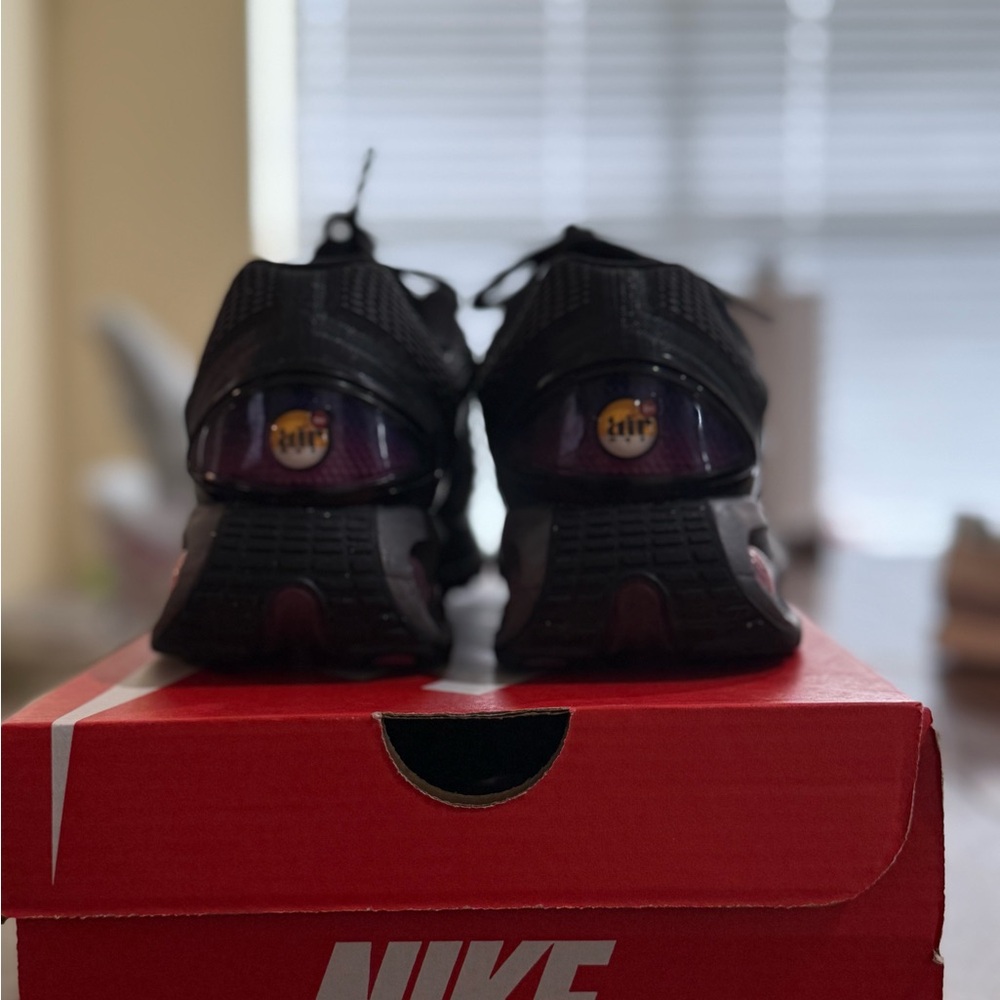 Nike Black and Red Air Sneakers - Picture 4 of 7